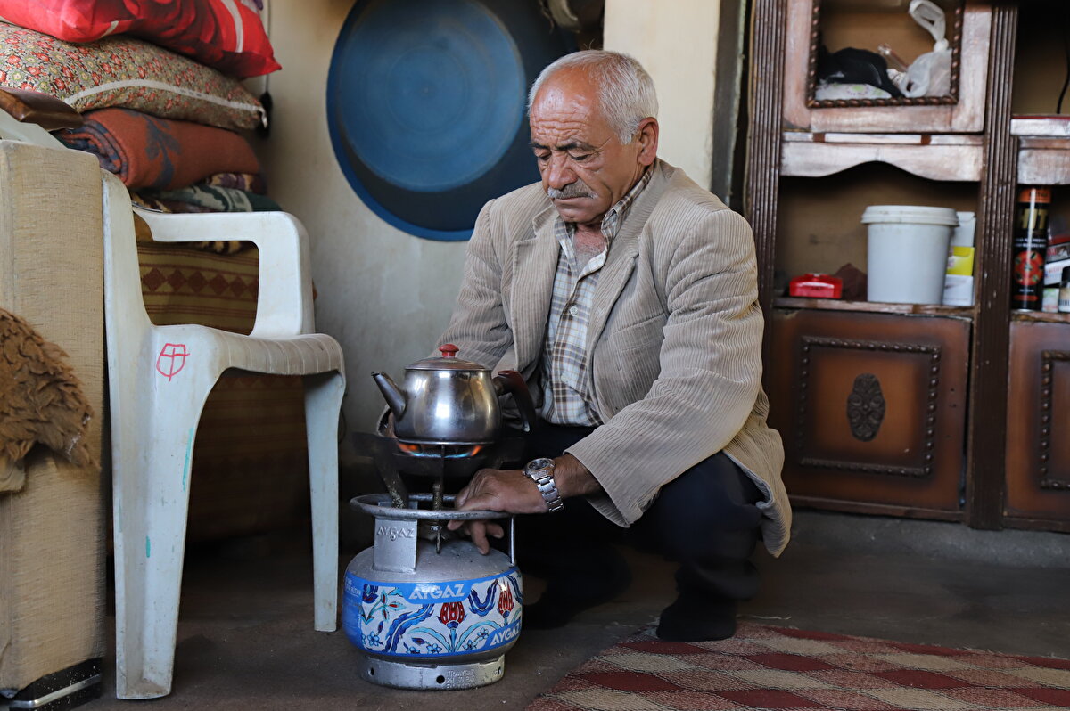 Salman, sabahın ilk ışıklarıyla uyanarak odunlarını kırıyor, çeşmeden su çekiyor, sobasını yakıp çayını demliyor.