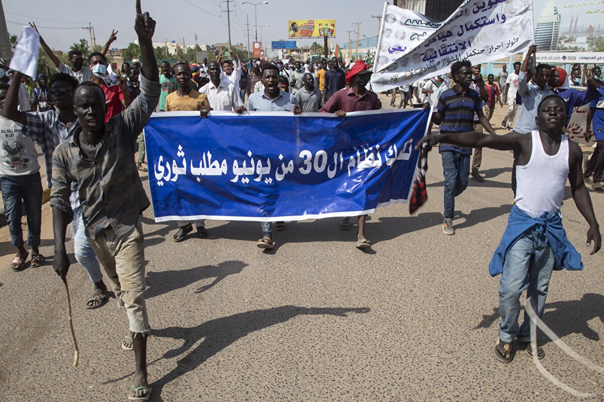 Başkent Hartum’un merkezi ile Bahri ve Umdurman bölgelerinde, Kesele, Gadarif, Niyala, Cineyne, Sinnar, Damazin, Medeni, Ubeyd gibi birçok kentte devrimi ve mevcut sivil hükümeti destekleyenler meydan ve sokaklara indi.<br><br>