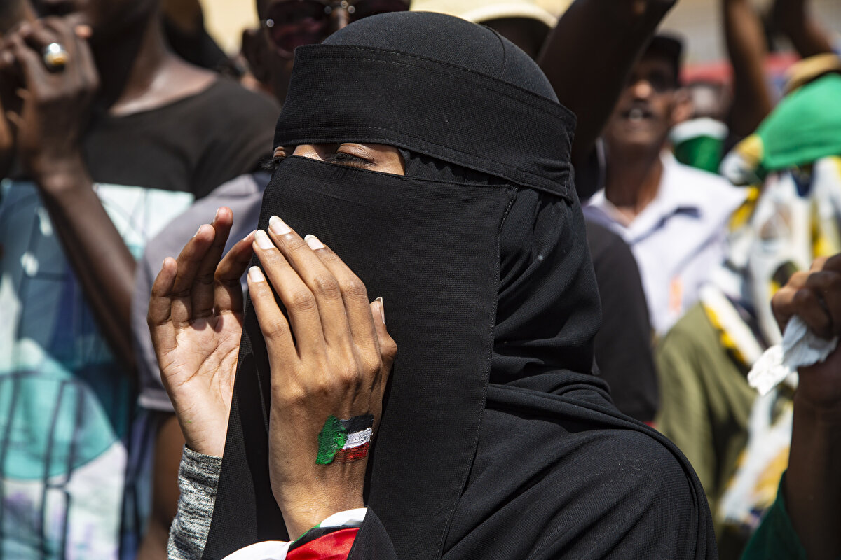 Göstericiler, “Bütün güç halkın elinde", "Sivil yönetim” ve "Devrim yolculuğunu tamamlayacağız" şeklinde sloganları attı.