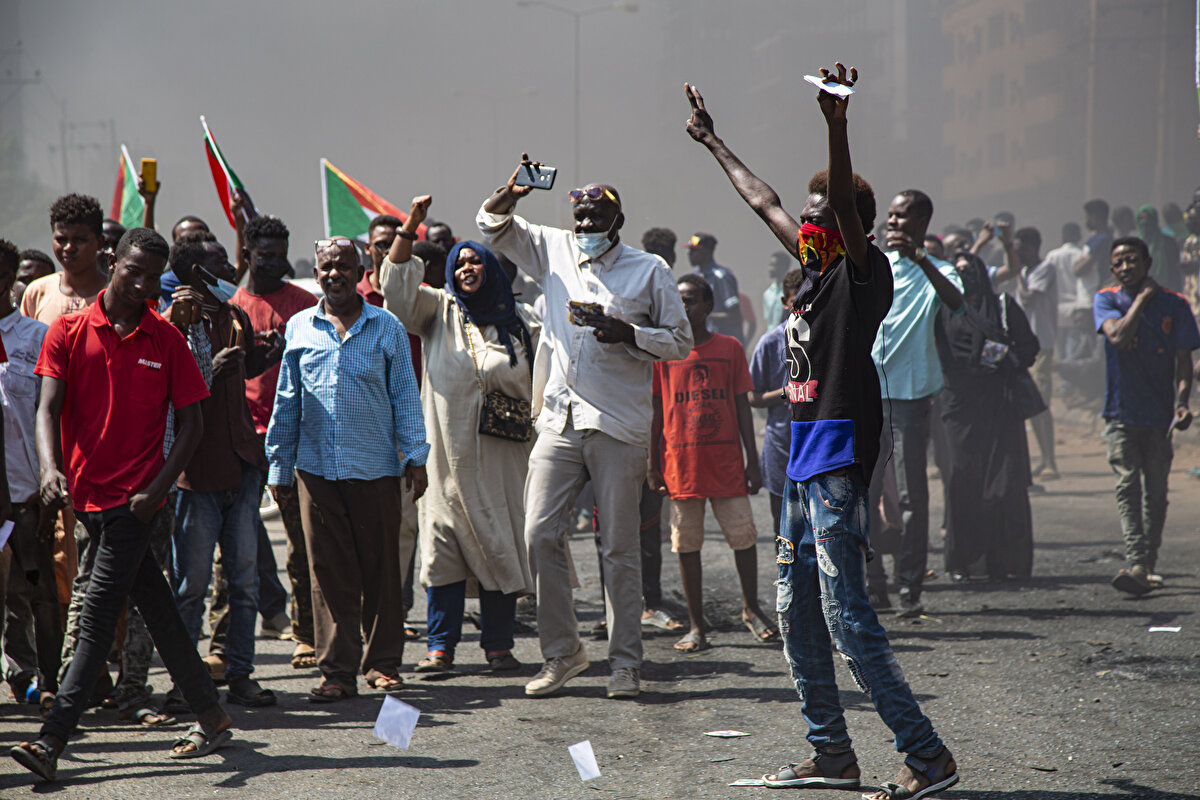 Başbakan Abdullah Hamduk hükümetinden bazı isimler de sivil yönetim gösterilerine destek verdi.<br><br>