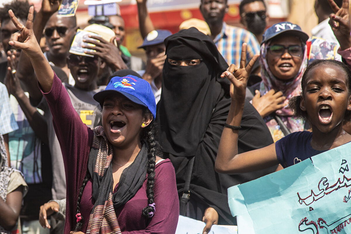 İktidar koalisyonu Özgürlük ve Değişim Güçlerinin de aralarında olduğu çok sayıda parti ve grup gösterilere destek veriyor.<br><br>