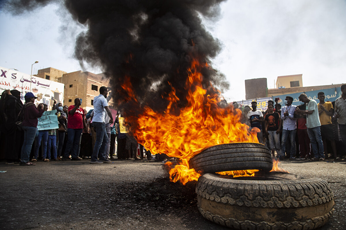 Kıta tarihinde 11 ile en fazla askeri darbe girişimiyle karşılaşan Sudan'da, bağımsızlığını kazandığı 1956'dan günümüze kadar yönetimin değiştiği 3 darbe gerçekleşti, 3 kez de halk ayaklanması sonucu iktidar değişti.