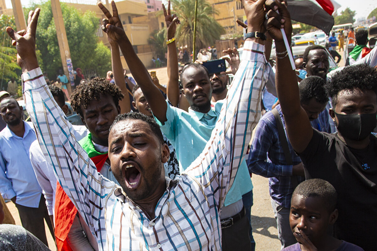 Sudan'da 19 Aralık 2018'de hayat pahalılığı nedeniyle başlayan gösterilerin ülke genelinde rejim karşıtlığına dönüşmesi üzerine, ordunun 11 Nisan 2019'daki müdahalesiyle 30 yıllık Ömer el-Beşir dönemi sona ermişti.<br><br>