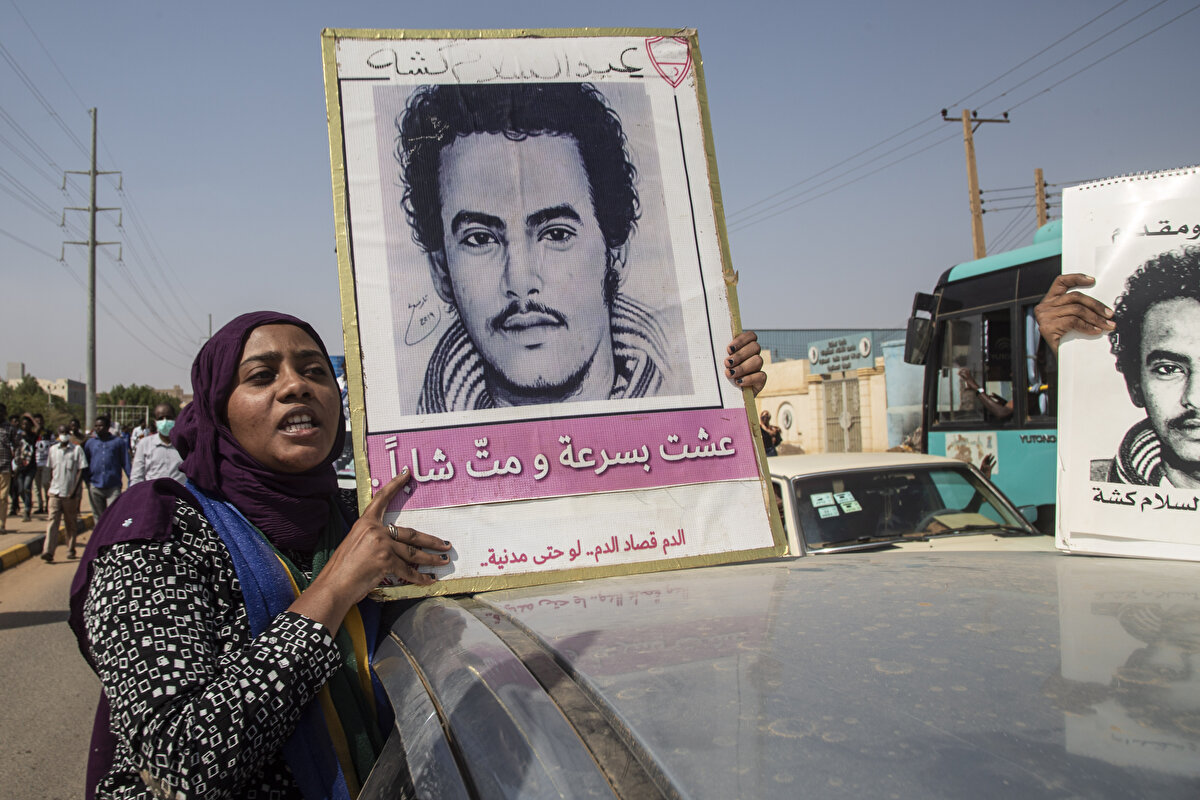 Hükümetin feshini talep eden grupların Cumhurbaşkanlığı Sarayı, Başbakanlık ve parlamento çevresindeki gösterileri de sürüyor.<br><br>