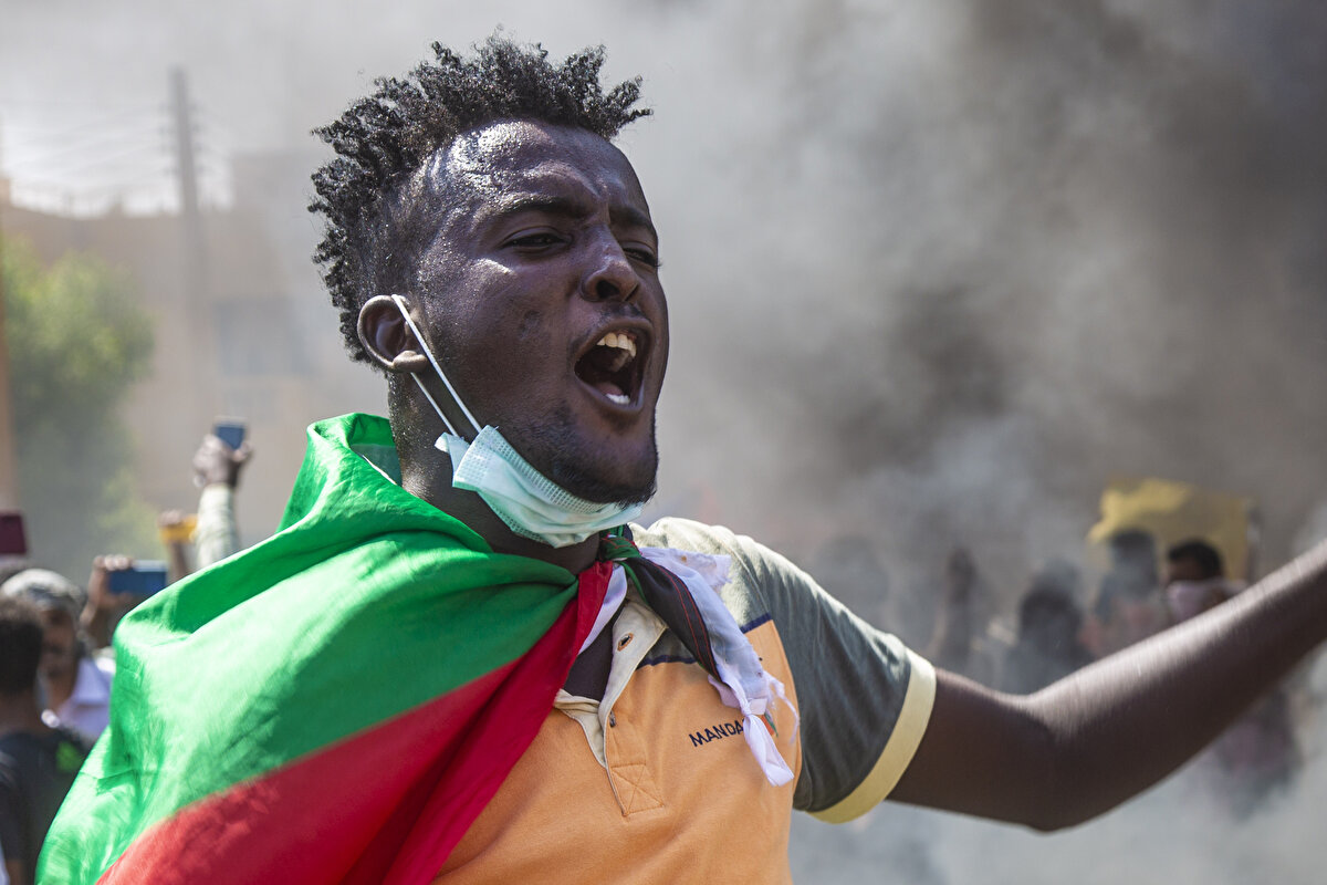 Hükümet destekçisi gruplar, askerin Egemenlik Konseyi'nin yönetimini sivillere bırakmasını ve seçimlere gidilmesini talep ederken, cumhurbaşkanlığı, başbakanlık ve meclis önünde toplanan hükümet karşıtlarının asker tarafından desteklendiğini iddia ediyor.<br><br>