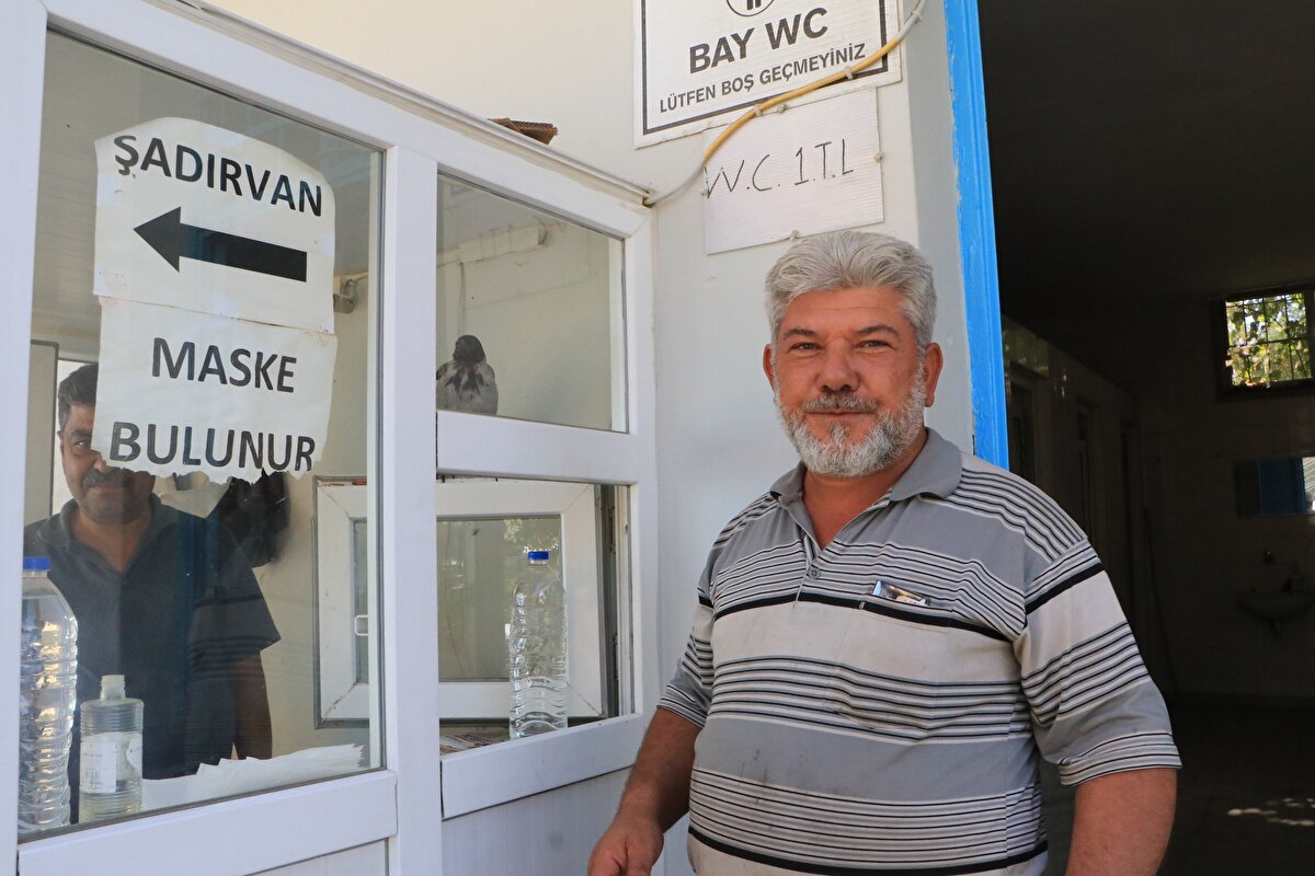 Şu anda bu karga 5 aydır bende ve başka yere de gitmiyor. Annesi ve babası gelip karşıdaki ağaçtan bizi takip ediyor. Günde birkaç defa da gelip gidiyorlar" diye konuştu.<br>