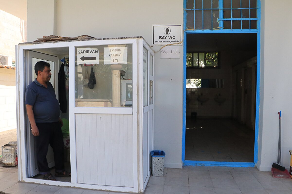 Oldukça bitkin olan kargayı kulübeye alarak biberonla beslemeye başladım. Bu sırada beslediğim kedilerin kargayı yememesi için onları buradan uzaklaştırdım.<br>