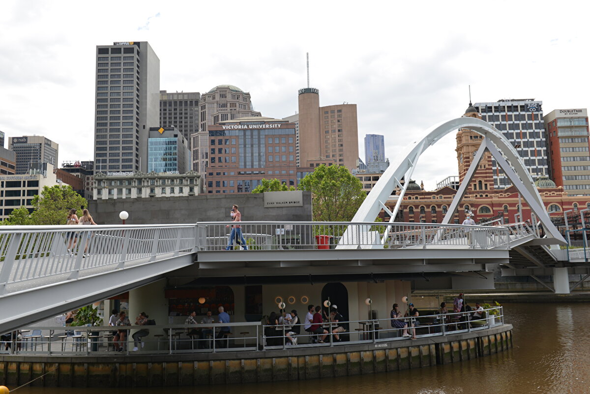Eyalette hafifletilen yasaklar kapsamında bazı iş yerleri sosyal mesafe kurallarına riayet ederek yeniden açılırken, geceleri sokağa çıkma yasağı kaldırıldı. COVID-19 aşısının iki dozunu da yaptıranların evlerde 10, açık alanlarda 15 kişiyle bir araya gelmesine izin verildi.<br><br>