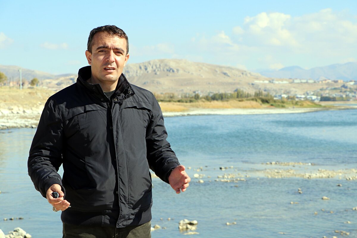 Van Gölü'ndeki çekilmenin uydu görüntülerine de yansıdığını anlatan Dr. Akkuş, şöyle konuştu:<br><br>"Van Gölü'nün 2019 ile 2021 tarihleri arasındaki görüntülerde büyük farklılıklar mevcut. Adeta gölün şekli kısmen değişiyor gibi. 2019 yılında su altında olan yerlerin, bugün hepsinin karaya çıktığına şahitlik ediyoruz. Van Gölü'nde kuraklığın etkisiyle beraber derinliğin az olduğu büyük alanları uydudan çok rahatlıkla görebiliyoruz. Özellikle Erciş Körfezi en hassas bölgelerden birini oluşturuyor. Çünkü bu bölgede derinlik çok az ve en ufak bir çekilmede bir anda kilometrelerce alanın karaya çıktığını görüyoruz."