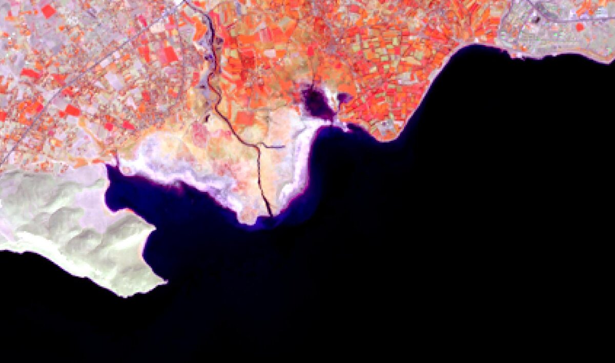 Uydu görüntülerini incelediğinde en büyük çekilmenin Zilan ile Bendimahi Çayı'nın bulunduğu alanlarda olduğunu söyleyen Dr. Akkuş, "Özellikle Zilan Çayı bölgesinde Çelebibağ ve Kasımbağ tarafından 10 kilometrekarelik çekilme söz konusu. Yine gölün kuzey tarafı Muradiye tarafına gittiğimiz zamanda buralarda büyük alanların karaya çıktığını görüyoruz" dedi.<br><br>