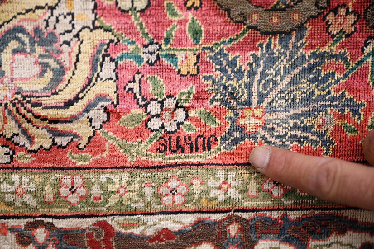 Agop Kapucuyan'ın çırağı olan Penyamin ustasına teşekkür mahiyetinde halının sol alt köşesine de "Agop" yazdığı da görüldü. 21-24 Ekim 2021 tarihleri arasında Yenikapı'da düzenlenen '4. Geleneksel Malatya Tanıtım Günleri'nde sergilenen halı yaklaşık 110 yaşında.<br>