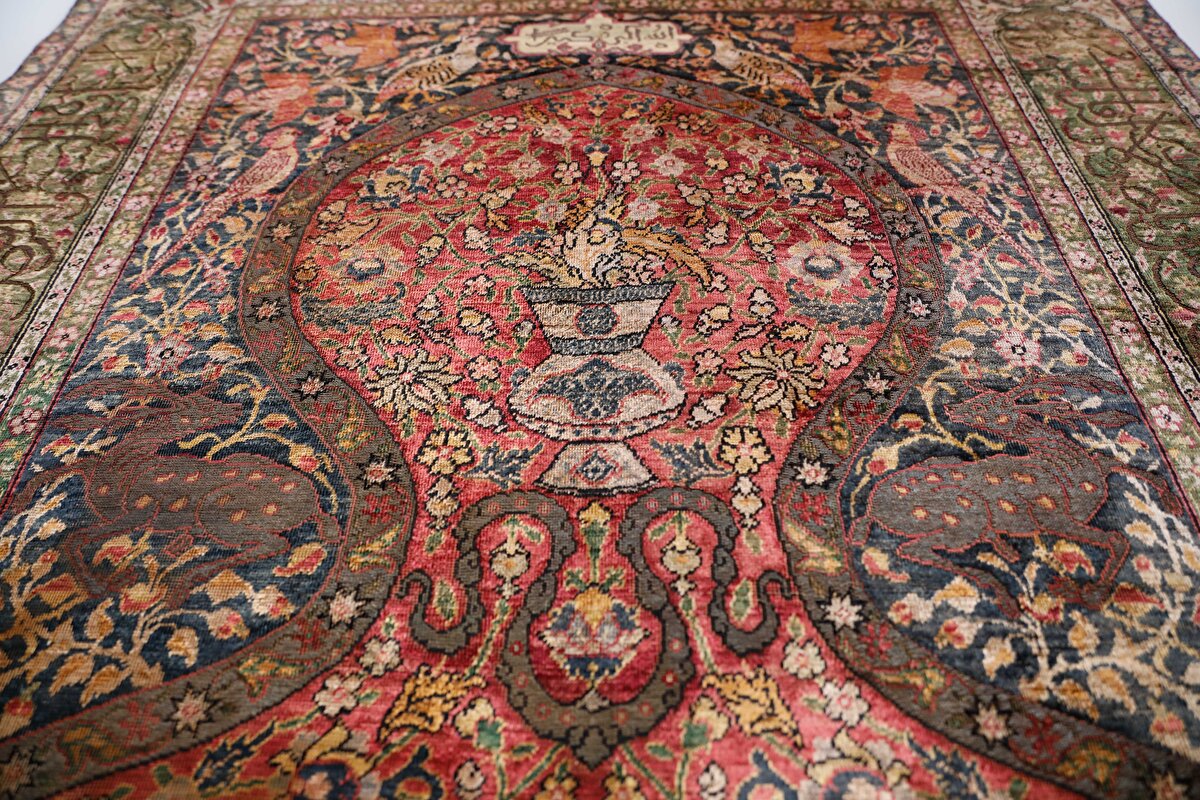 Halı geldiğinde 2 taneydi ben gördüğümde şok oldum çünkü bu halıları genelde müzelerde görebiliriz. Hemen halının sahibini aradım hikayesini öğrendim. Sahibi de halının değerinin bilincindeydi. Halıyı yıkadık ve satmayı düşünür müsünüz diye teklifte bulunduk ve kabul etti halıyı satın aldık" dedi.<br>