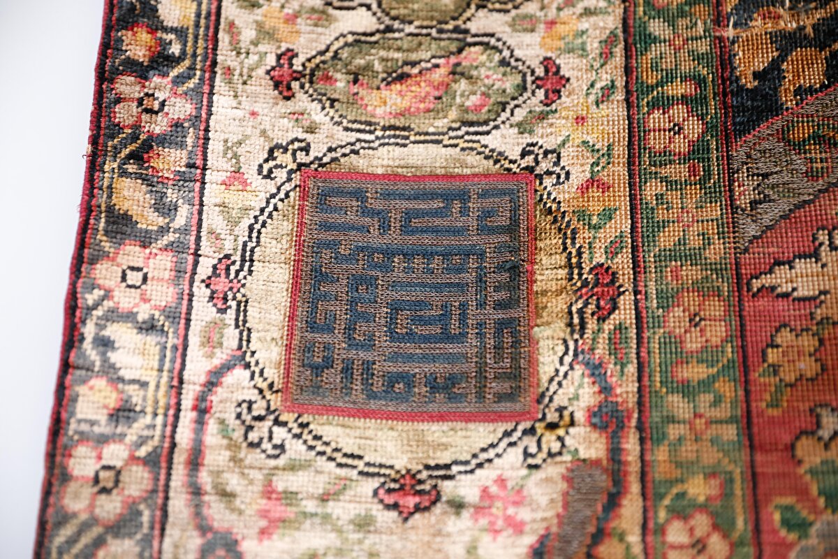 Halıyı kendisine müşterisinin getirdiğini belirten Çakırhan, "Genelde eski halıların yıkama ve tadilat işlerini yapıyoruz. Bu halıyı da bize müşterimiz gönderdi.<br>