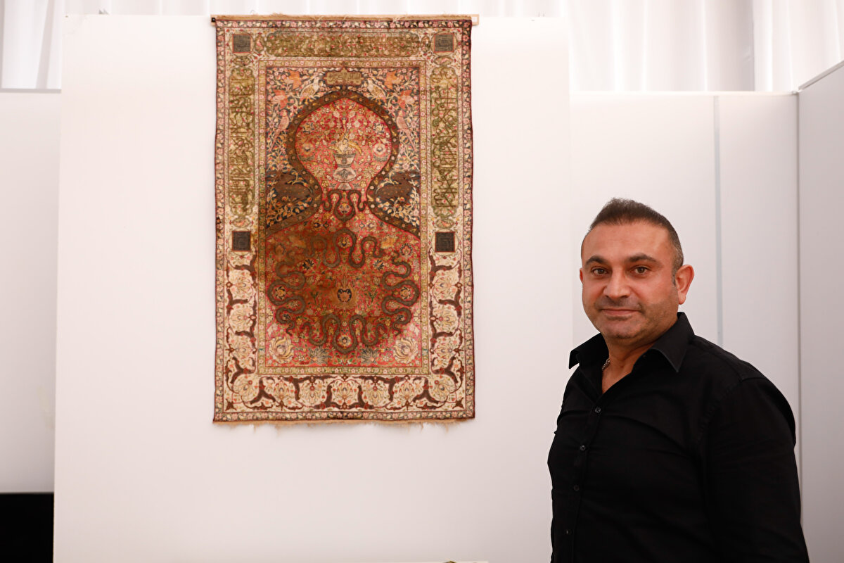 Bir diğer eşi Topkapı Sarayı'nda bulunan halının piyasa değeri ise yaklaşık 150 bin dolar. Halıcılık ile uğraşan Bülent Çakırhan, halının değeri hakkında bilgi verdi.<br>