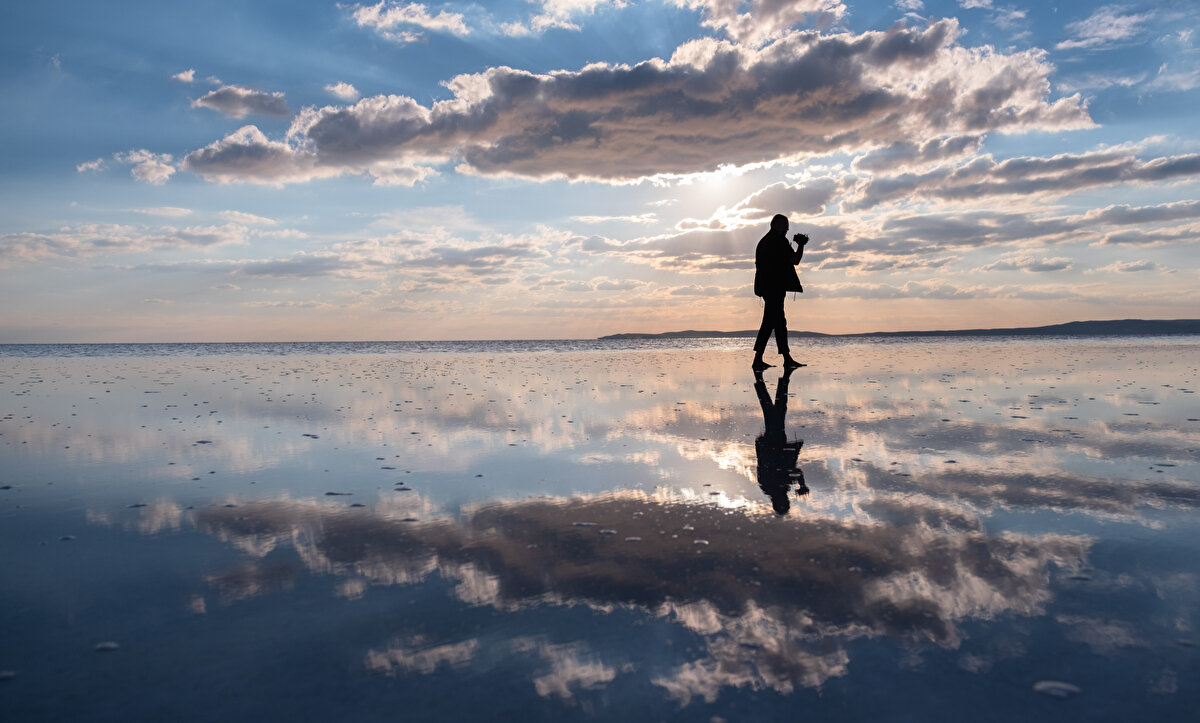 Konya, Ankara ve Aksaray sınırları içinde yer alan ve kapalı göl olma özelliği taşıyan Tuz Gölü, başta flamingolar olmak üzere yüzlerce kuşa ev sahipliği yapıyor. <br><br>Türkiye’nin tuz ihtiyacının da yarıdan fazlasını karşılayan göl, turizm açısında da önemli yerli tutuyor.