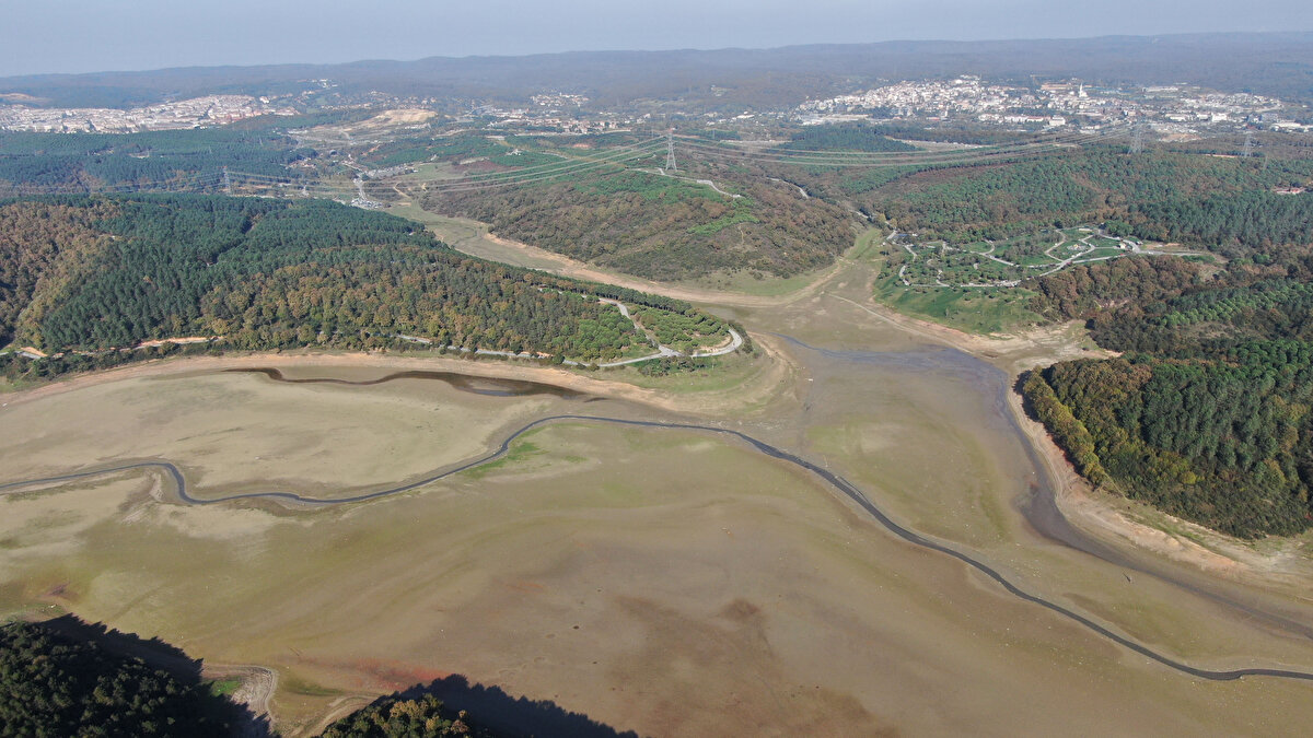 İstanbul'da yaşanan kuraklıktan en fazla etkilenen barajlardan biri de Alibeyköy barajı oldu. Geçtiğimiz Nisan ayı sonunda doluluk oranı yüzde 65.42 olarak ölçülen barajda bugün doluluk oranı yüzde 16.31'e kadar geriledi.<br>