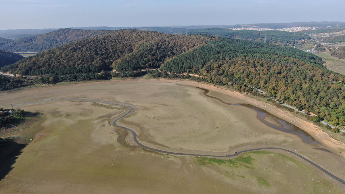 İstanbul'un barajlarındaki bugün itibariyle doluluk oranları:<br><br>Alibeyköy Barajı yüzde 16.31, Büyükçekmece Barajı yüzde 43.08, Darlık barajı yüzde 44.15,  Elmalı yüzde 55.94, Istrancalar yüzde 39.05,  Kazandere yüzde 11.00, Ömerli yüzde 73.31,  Papuçdere yüzde 3.38,  Sazlıdere yüzde 22.75, Terkos yüzde 45.59