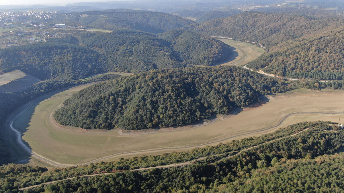 Toplam kapasitesi 34.14 milyon metre küp olan barajda bugün sadece 5.57 milyon metre küp su kaldı. Barajdaki su azlığı nedeniyle daha önceden suyla dolu olan pek çok alan ise tamamen kurudu. Daha önceden balıkların yüzdüğü alanlarda artık ziyaretçiler yürüyüş yapabiliyor.<br>