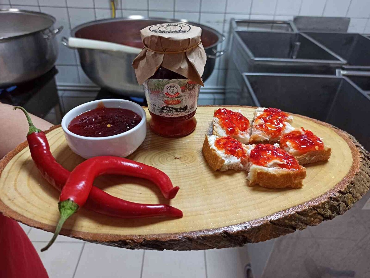 "Alışılmışın dışında ürettiğimiz reçellerde oldukça ilgi görüyor. Şuanda doğada ne görüyorsak ilham gelmesiyle reçelini yapıyoruz. Son olarak ürettiğimiz acı Şili biber reçeli, özellikle Arap turistlerimizin beğenisini topluyor. Farklı reçelleri, deneme yanılma yöntemiyle, uygun lezzeti bulana kadar üretiyoruz. Son olarak ürettiğimiz acı Şili biberi ise, geçtiğimiz Ramazan Ayı’ndan, iftar için mangal yaktığımızda biberleri mangala koyduğum anda aklıma geldi. Hemen denemeye başladık ve uygun lezzeti yakaladık. "<br>