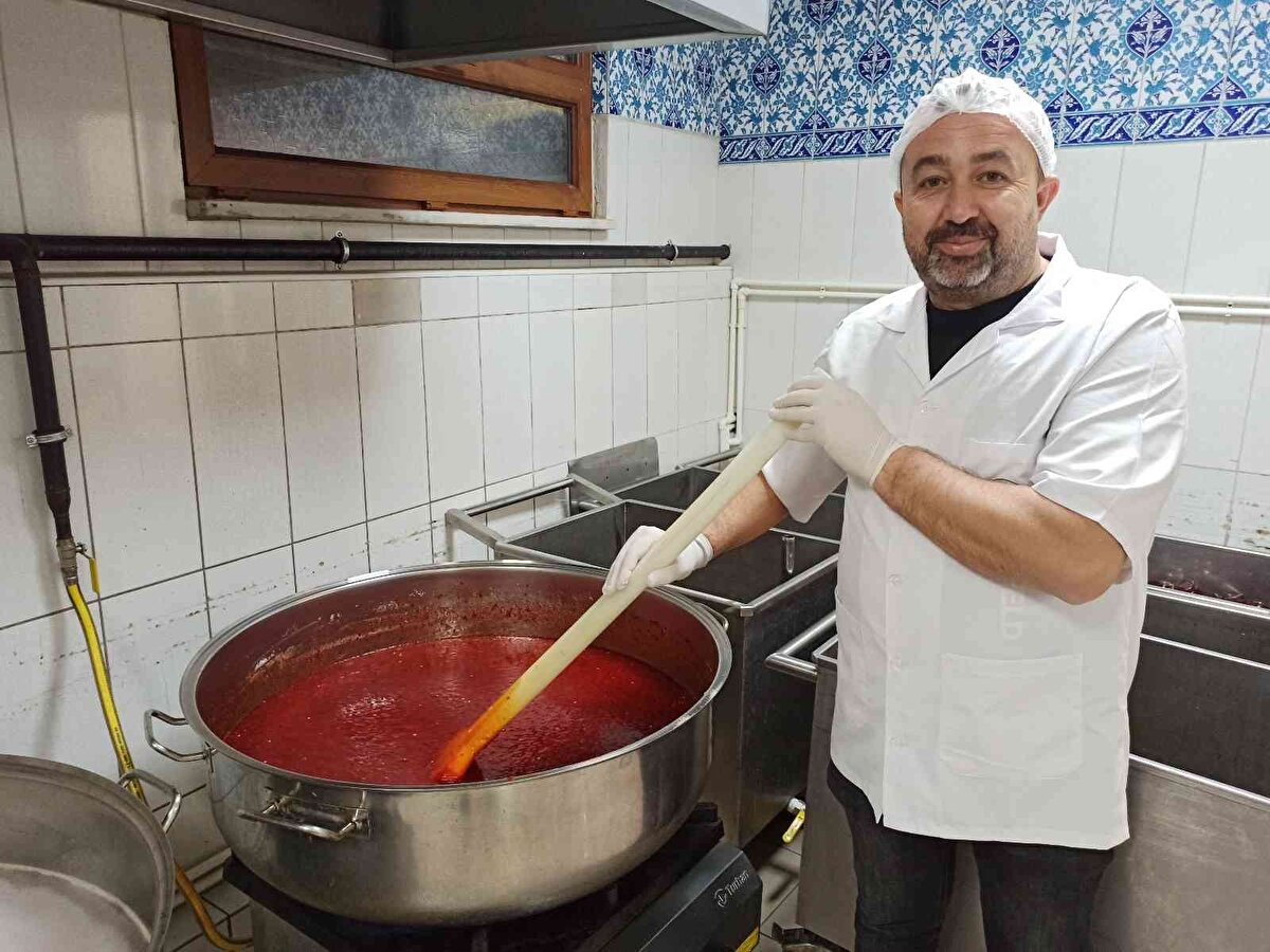 Bursa’nın Kestel ilçesi Derekızık Mahallesi’nde geleneksel yöntemlerle 113 yıldır reçel üretimi yapan firma ürettiği 38 çeşit reçel ile dikkatleri çekiyor. Çeşit çeşit reçeller organik ve yerli malzemelerden elde edilirken, onlarca köylü kadına ise iş kapısı oluyor. İşletmede üretilen patlıcan, Türk Kahvesi, zeytin, domates, kekik, zencefil, kozalak, kivi ve kabak reçelleri ise dikkat çeken reçellerin başında geliyor. Ancak reçelleri deneme yanılma yoluyla ortaya çıkartan firma, son zamanlarda üretime başladığı Acı Şili biberi reçeli ile özellikle Orta Doğu’dan gelen turistlerin büyük beğenisini topladı.<br>