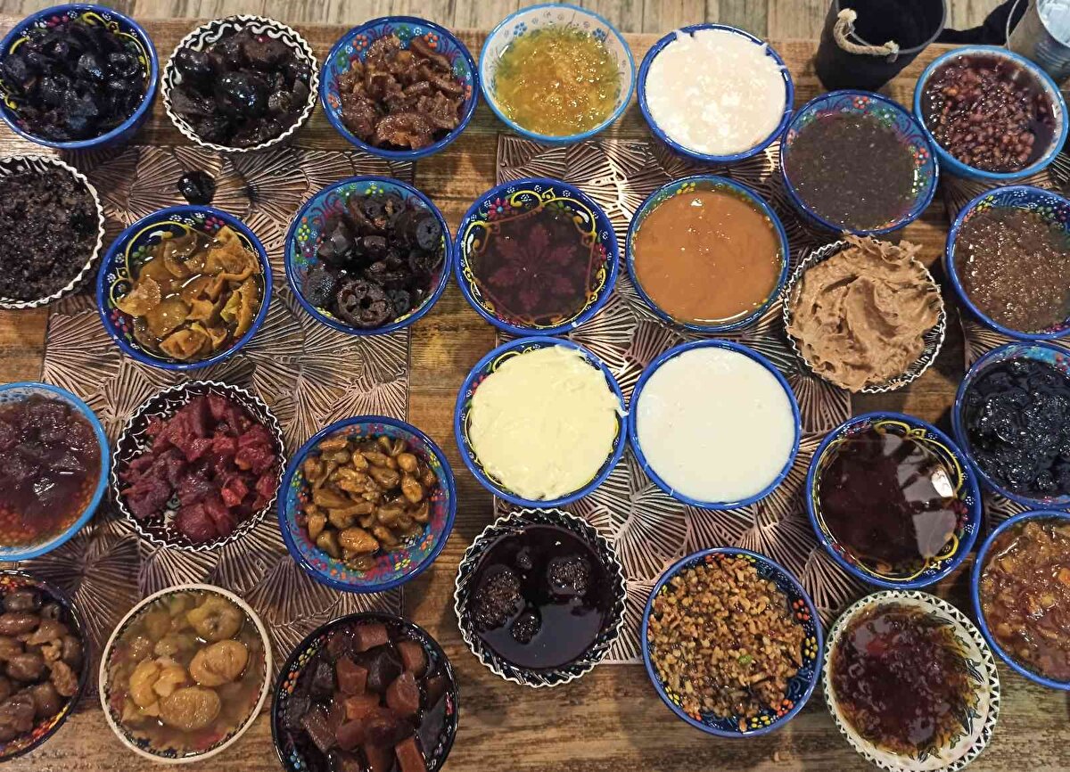 38 adet reçel çeşidinin üretimini yaptıklarını belirten işletme sahibi Cafer Yıldırım, ’’ Ben 4’üncü kuşak reçelciyim. Daha öncesinde yumurta bile kırmayı bilmezken şuan da 38 çeşit reçel üretimi yapıyoruz. Genç yaşlarda ustamızın yanında başladık, daha sonra işimize sahip çıktık ve bu noktaya geldik. Fabrikasyondan uzak, tamamen insan emeği ile, organik ve katkı maddesi olmadan üretim yapıyor daha sonra müşterilerimize sunuyoruz"<br>