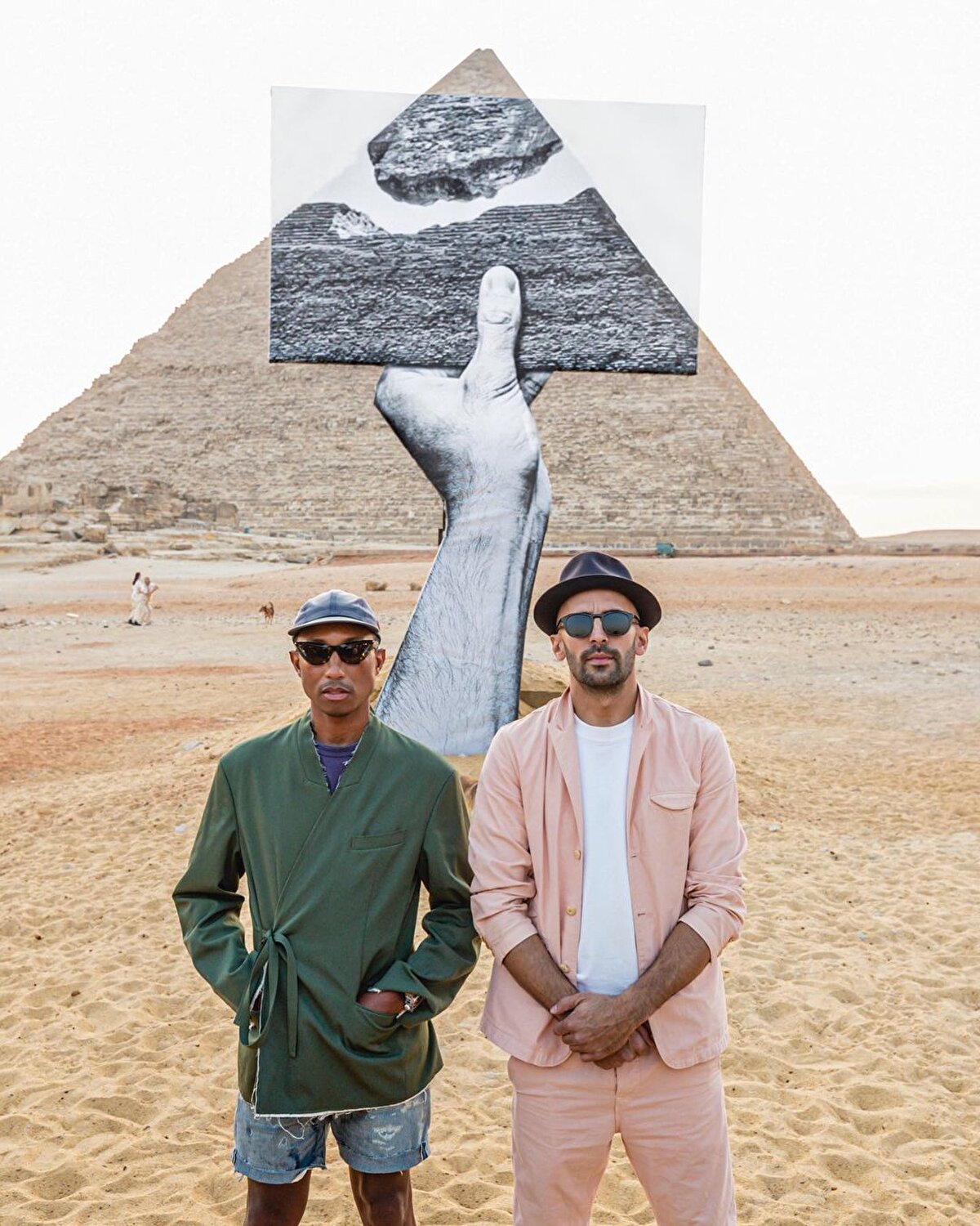 Kurulumun önünde JR ve Pharrell 