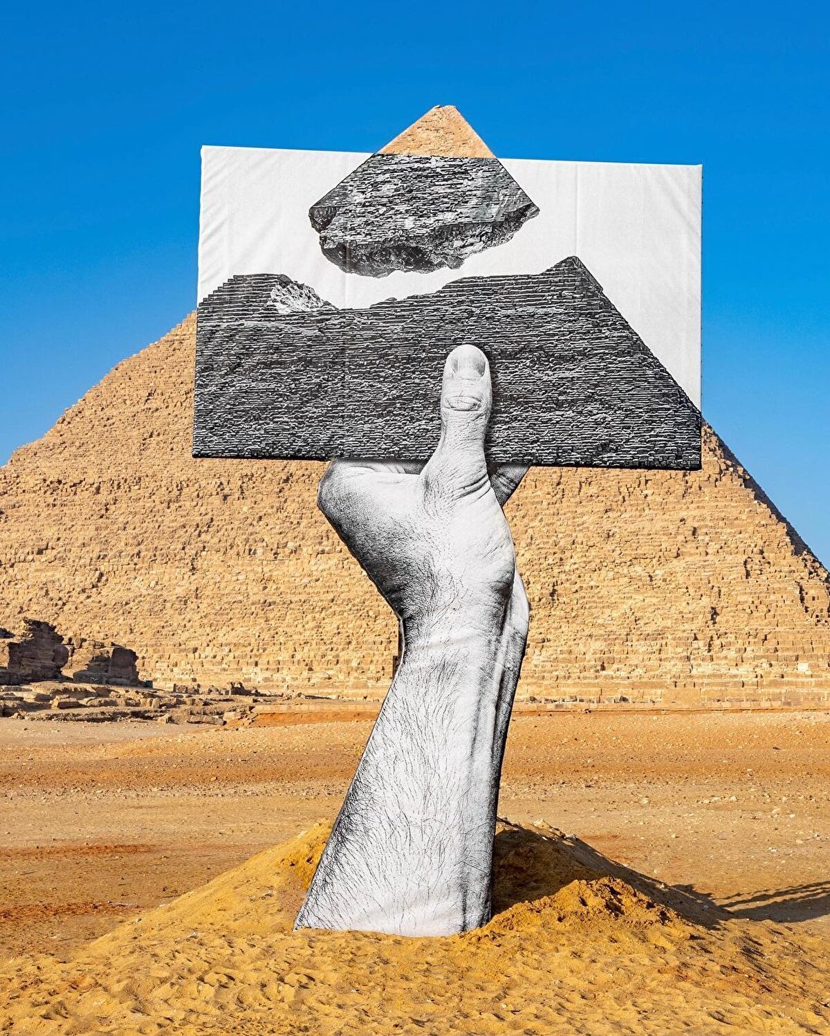 Giza Piramidi ve geçici enstalasyon