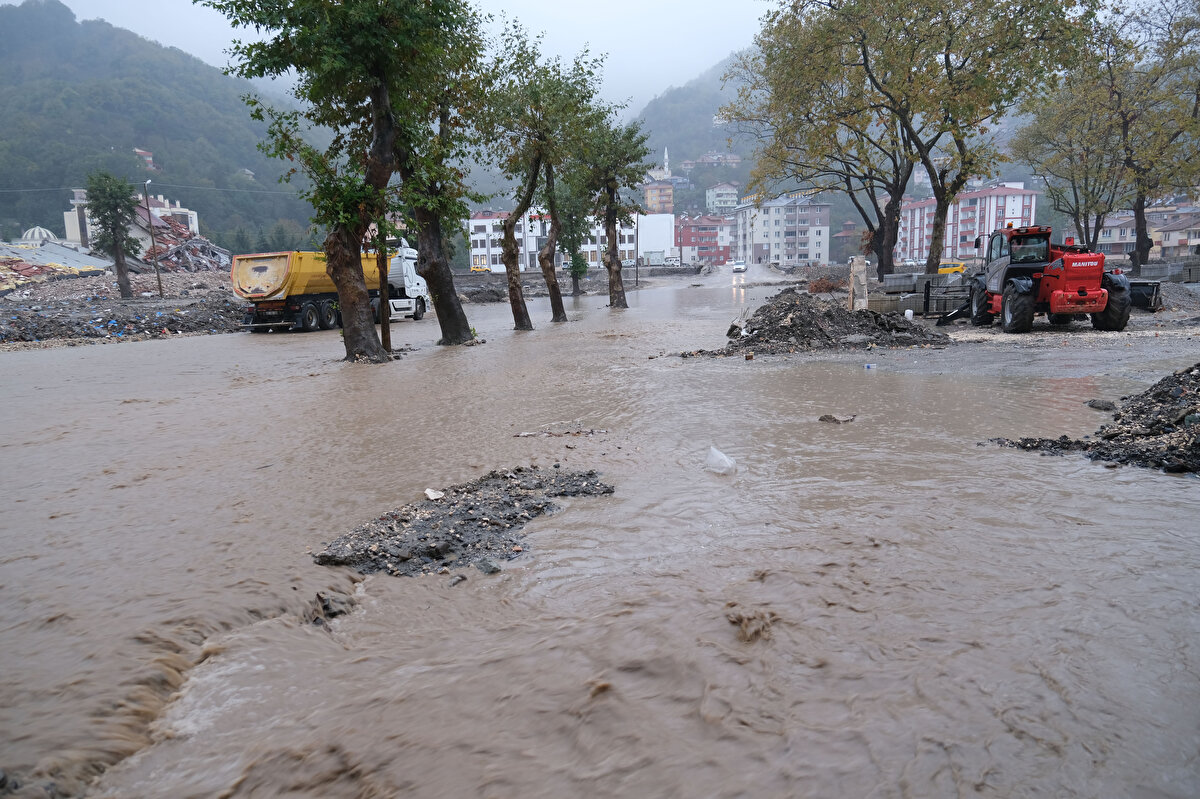 Sel afetinin ardından ilçede altyapı ve iyileştirme çalışmalarının devam ettiğini aktaran Çakır şunları kaydetti:<br><br>"Eski altyapımız tamamen kullanılamaz hale gelmişti. Çalışmalarımız da sürdüğü için zaman zaman bu tür yağmurlarda böyle sıkıntılarımız oluyor. Şu an için herhangi bir can ve mal kaybımız yok. Ulaşılamayan herhangi bir köyümüz yok. İlçemizden geçen Ezine Çayı'nda suyla alakalı herhangi bir endişemiz yok. Köprülerimiz sağlam, faaliyette. İnşallah yarın öğlene kadar hayatı normale çevirmeyi düşünüyoruz"
