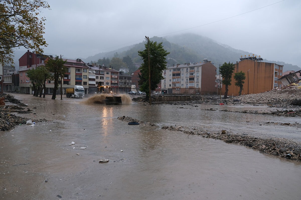 Ekipler su baskınlarını önlemek için çalışmalarını aralıksız sürdürüyor.<br>