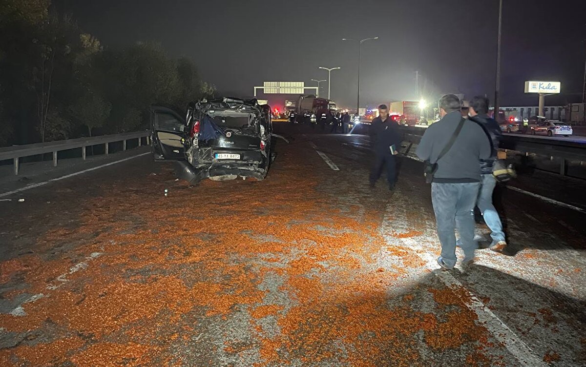 Önceki gece, Balıkesir-Bursa karayolunun 15. kilometresindeki Yeniköy mevkisinde, C.U. (55) yönetimindeki 10 AGD 046 plakalı TIR’dan yola dökülen salçalardan dolayı kayan 18 araç birbirine çarptı.