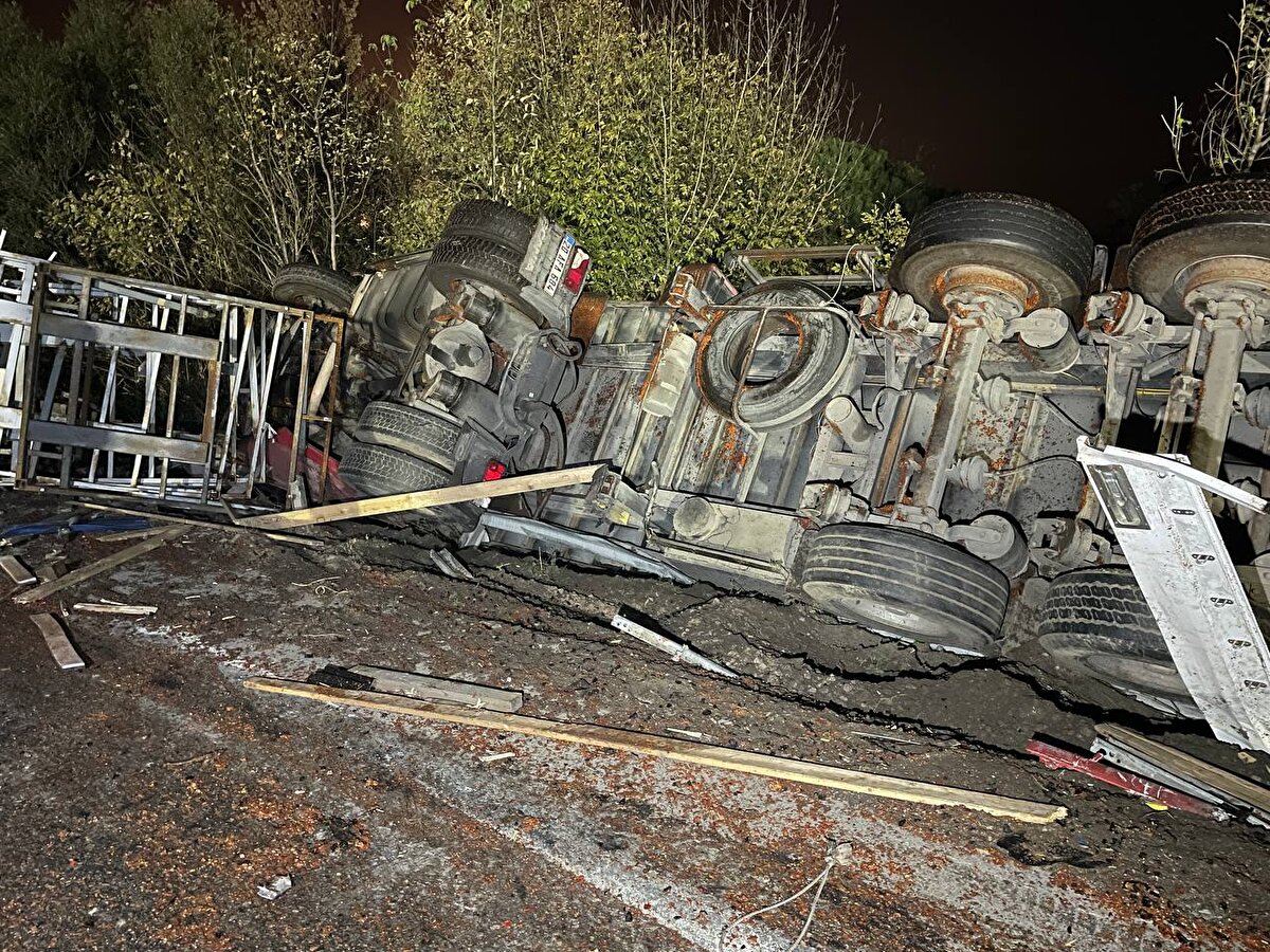 Kazaya karışan araç sürücülerinden Hayri Turoğlu, 65-70 kilometre hızla seyrettiğini söyledi. Salçaların yola yarım metre yüksekliğinde saçıldığını belirten Turoğlu, “Kazaya neden olan TIR kaçmayıp dursaydı, yukarıya gelip yolu kesse bu facia olmazdı” diye konuştu. 