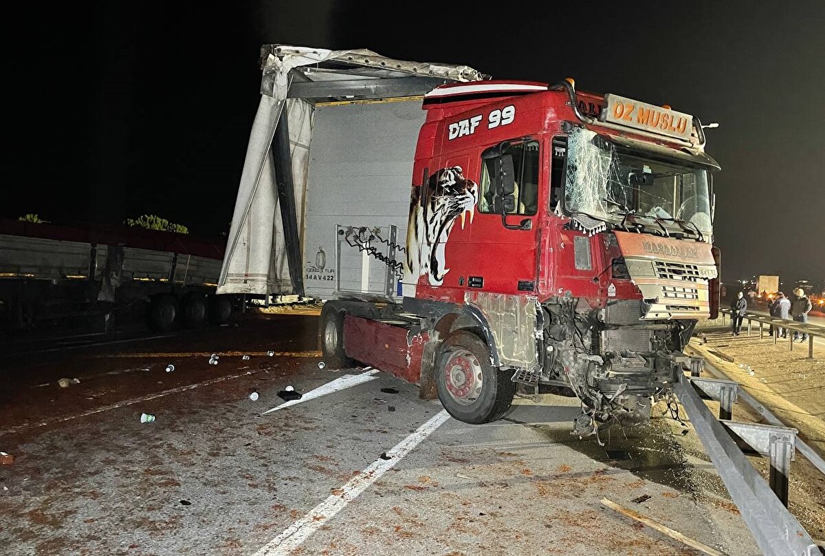 Ekipler yol temizleme ve araçları kaldırma çalışmasını sürdürürken ulaşım alternatif yollardan sağlandı.