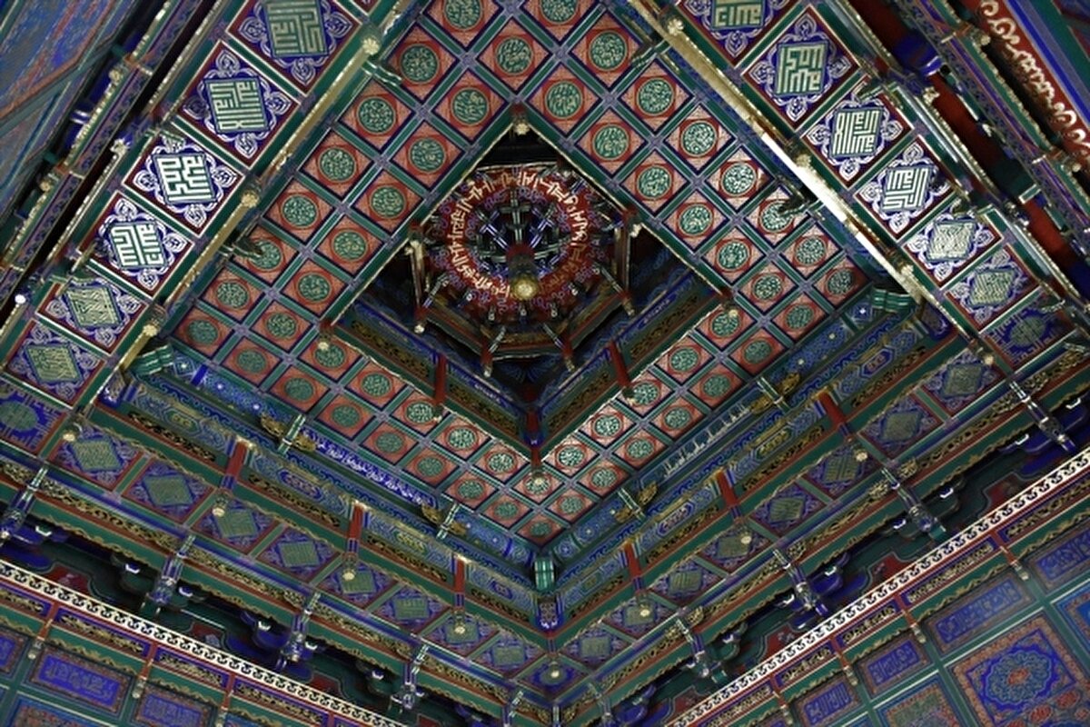 Vazifesini sürdürdüğü Şiaopiyüen Camii'ndeki tüm hat eserlerini kendisinin yazdığını söylemekle birlikte bunları yazarken ibadet eden cemaatin dikkatinin dağılmaması için Kur’ân-ı Kerîm’de zikir ve tesbih olarak geçen ifadelerini seçtiğini bildiriyor.