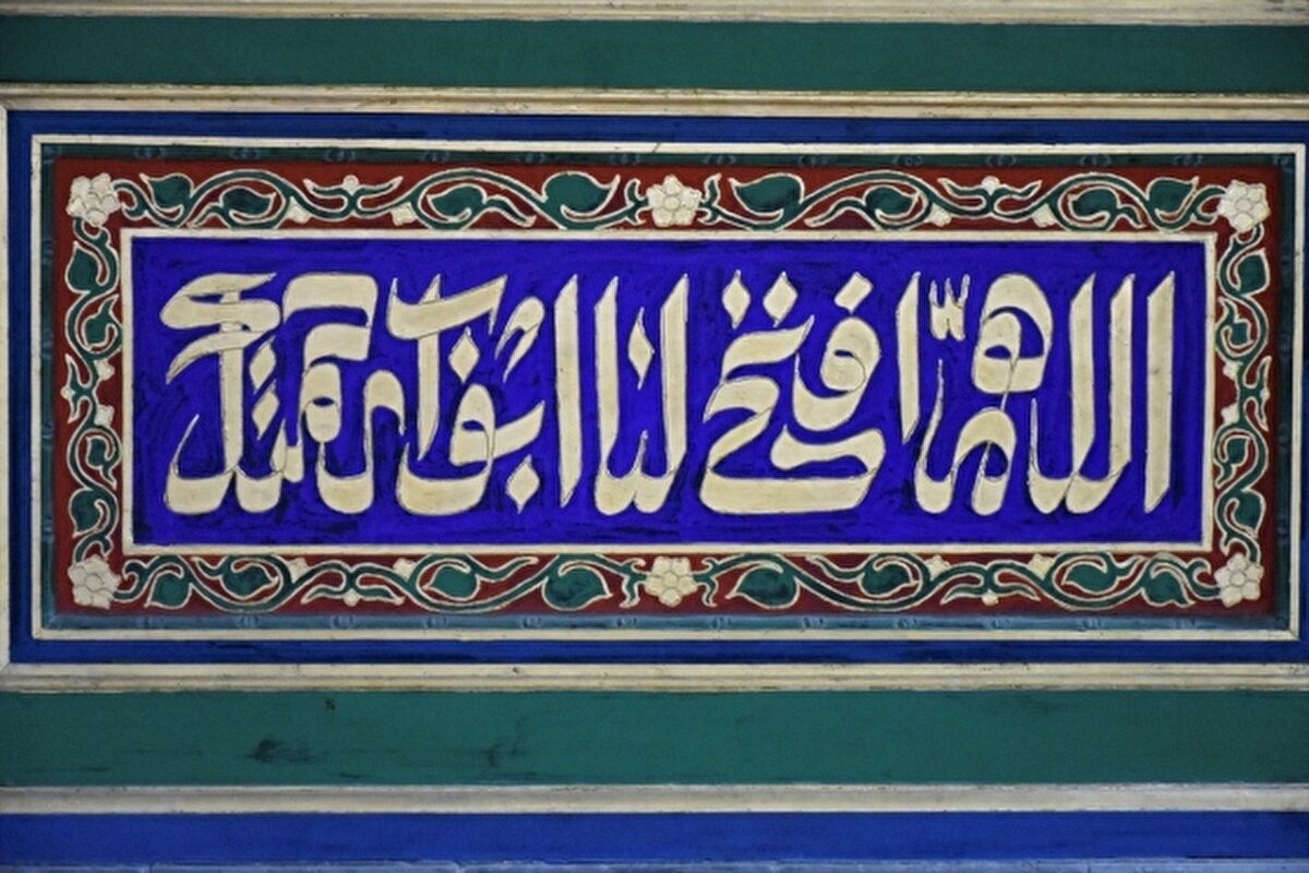 Hat sanatına vakıf olduktan sonra eserlerinin yurt içinde ve dışındaki sergilerde beğeni toplandığını belirten Ma, Şian'daki bazı camilerde zamanla silinen hat süslemelerini de yeniden yazdığını söylüyor.