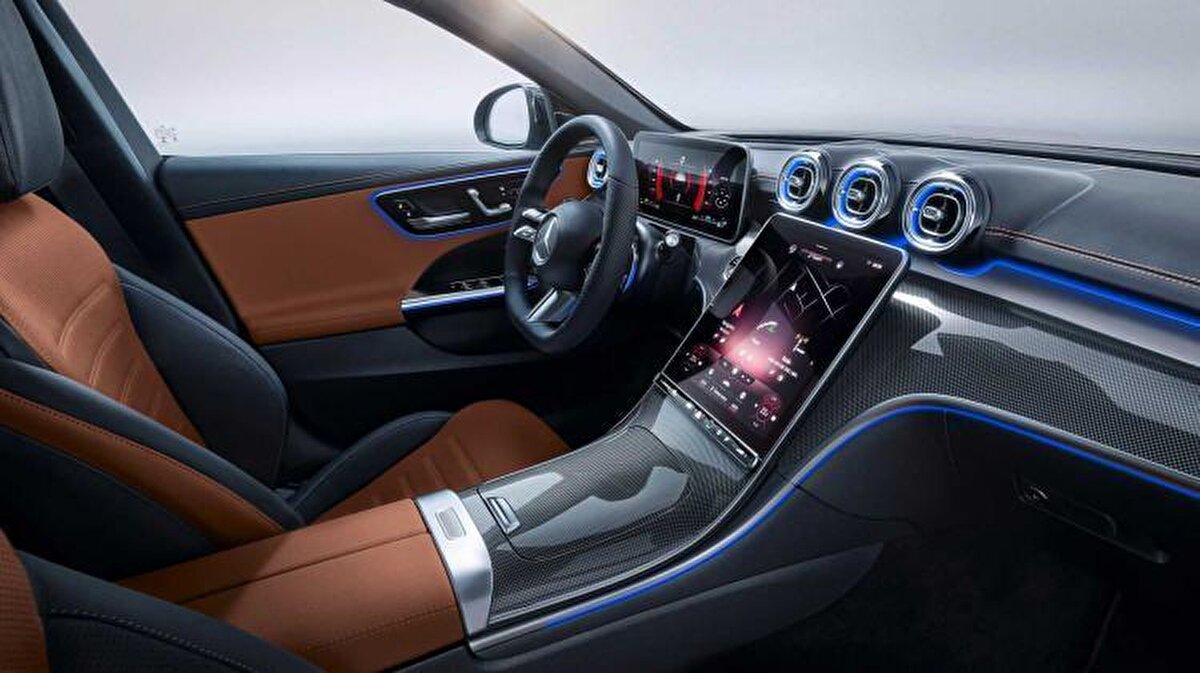 Predator adı verilen ön yüze kavuşan W206 C-Serisi'nde standart olarak gelen High Performance LED farlar ve üzerinde markanın amblemi tarzında olan süslemeler bulunduran ızgara ile oldukça sportif bir görünüme kavuştu.<br><br>Dışarıda karmaşık çizgilerden uzak duran Mercedes-Benz ekibi, kabine de olabildiğince sade dokunuşlar yaptı.