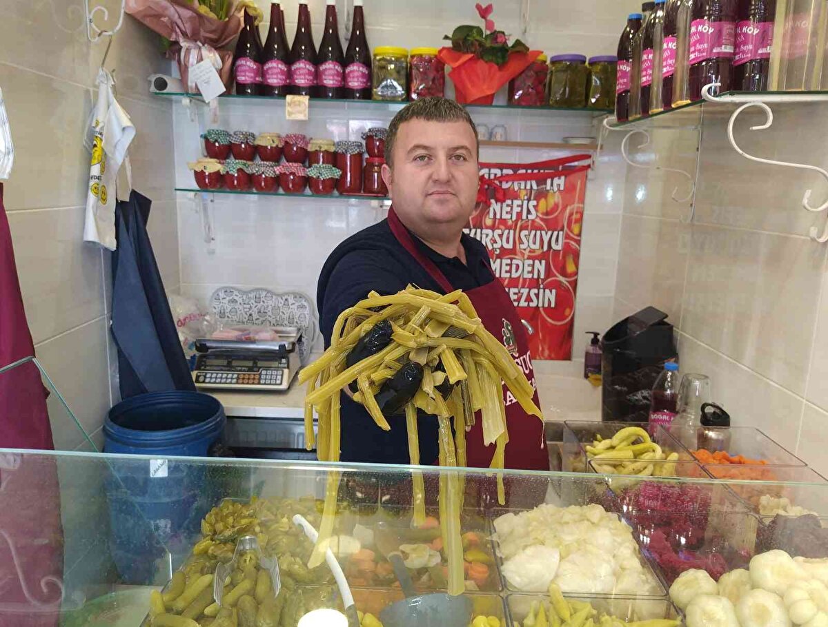 Halk arasında "dal turşusu" olarak bilinen pezik turşusu, Sivas mutfağının en sevilen lezzetlerinden biri. Bursalı girişimci Muhsin Bölük, Sivas'ın coğrafi işaretli ürünü olan pezik turşusunu Sivas'ta üretip Bursa'ya getirerek, vatandaşların sofralarına sunuyor. Fomara'da turşucu dükkanı bulunan Muhsin Bölük, "Yerli covid aşısı bulundu. <br>