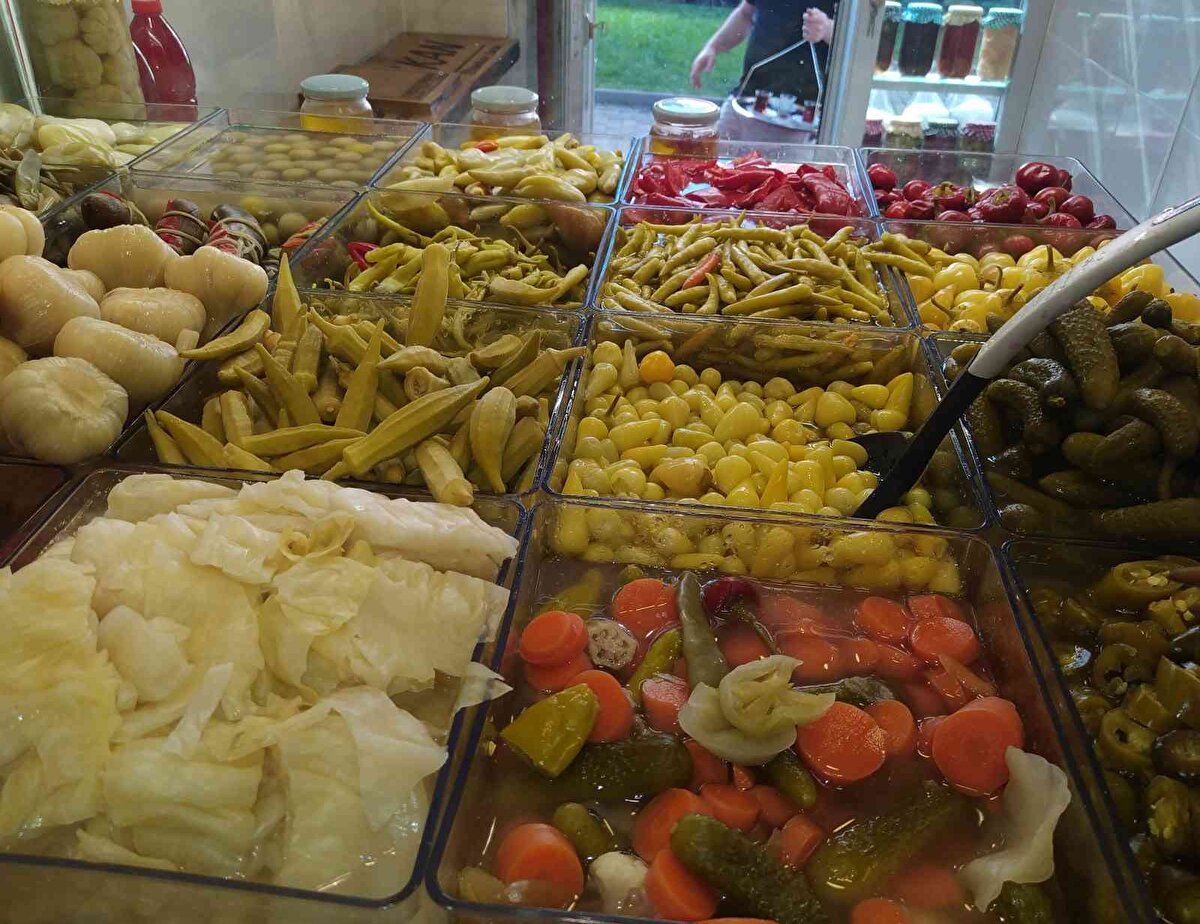 Vatandaşların ilgisinden ve satışlardan memnun olduğunu kaydeden Muhsin Bölük, "Pezik turşusunu Sivas'ın Ulaşlı ilçesinde özel olarak üreterek Bursa'ya getiriyorum. Kilosunu 25 liradan satıyorum. Bu turşunun faydaları saymakla bitmiyor.