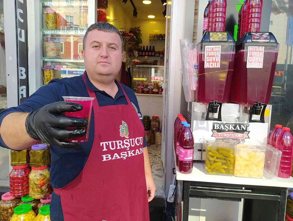 Muhsin Bölük, pancarın toprak üstünde kalan bitki kısmına "pezik" adı verildiğini ve en çok da turşusunun yapıldığını söyledi.