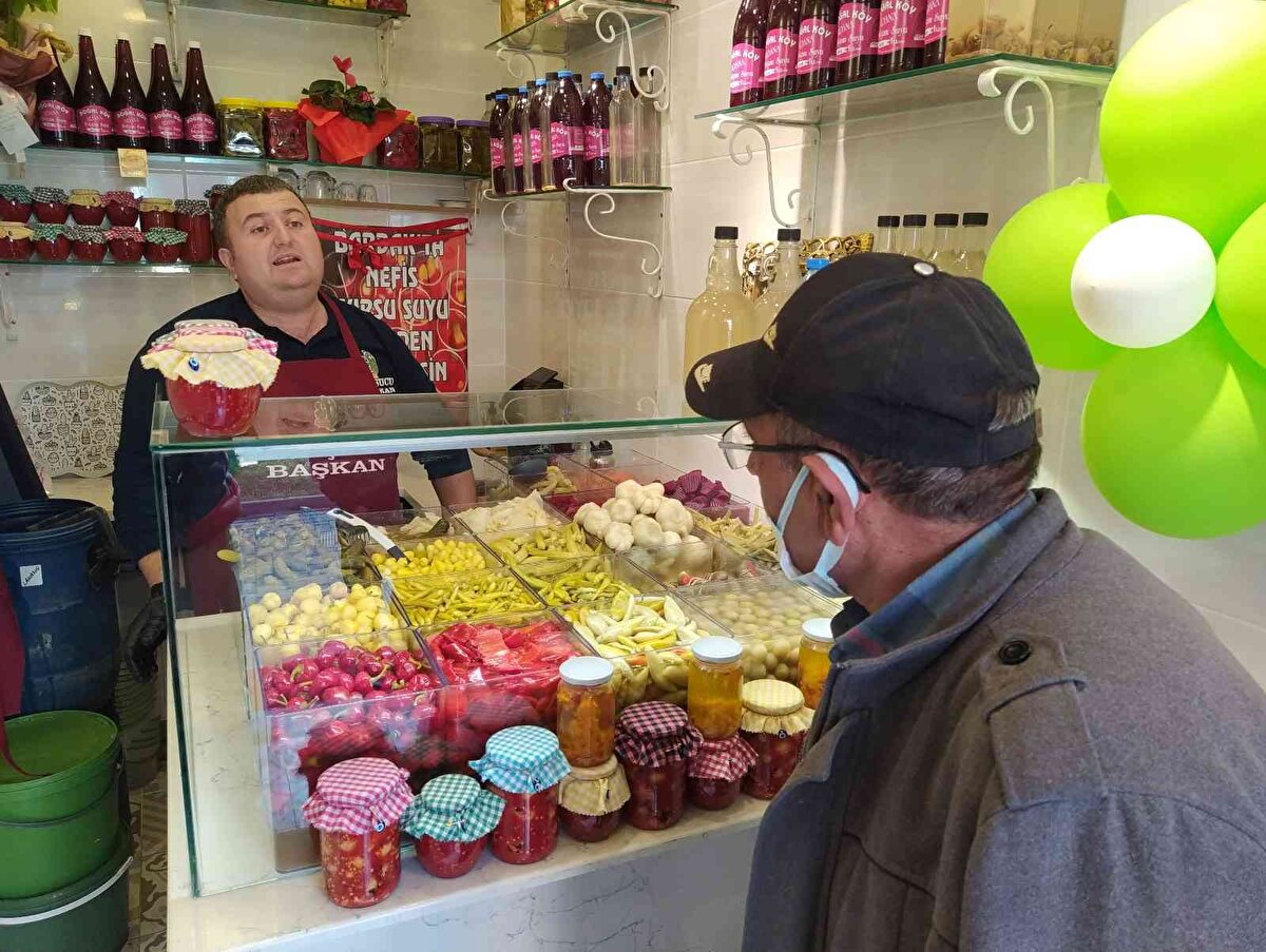 Sindirim sistemini rahatlatıyor. Bağışıklık sistemini güçlendiriyor. Karaciğeri temizliyor. Sivilcelere iyi geliyor. Sabah kahvaltısında, öğle yemeğinde ve akşam yemeğinde bile rahatlıkla tüketilebiliyor. Bu turşu taze pancarın saplarından imal ediliyor. Önce pancarın sapları temizlenip haşlanıyor. Daha sonra içerisine acılı, sarımsaklı ve sirkeli turşu suyu koyuluyor. Ağzı kapatılıp pastörize ediliyor. En ufak bir bozulma olmadan bir yıl boyunca tüketiliyor" diye konuştu.<br><br>
