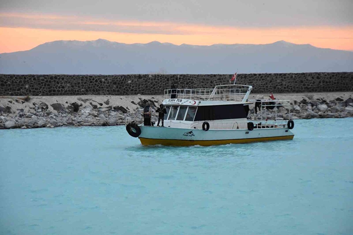 <br>Su Altı Fotoğrafçılar ve Filmciler Derneği Başkanı Ateş Evirgen, Van Gölü’nün zenginliklerinin saklı kaldığına dikkat çekerek şunları söyledi:<br><br>“Derneğimiz denizlerin gözü kulağdır. Suyun altı bilinmez ve çok fazla önemsenmeyen bir alan ama böyle değil. Dernek olarak Türkiye’nin dört bir yanındaki denizlere dalıyoruz, görüntüleri çıkarıyoruz. İlk sular Anadolu’nun en büyük zenginliğidir. En başta da Van Gölü geliyor."