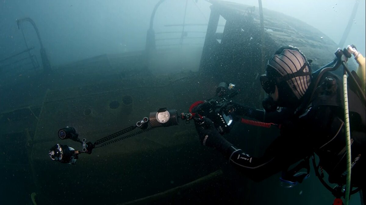 Van Büyükşehir Belediyesi'nin destekleriyle Van Gölü’nde 4 gün boyunca dalışlar yapan Su Altı Fotoğrafçılar ve Filmciler Derneği üyeleri; İnköy, Altınsaç ve son olarak Bitlis’in Adilcevaz açıklarında dalışlar yaparak Van Gölü’nün derinliklerindeki gizemleri görüntüledi.<br><br>