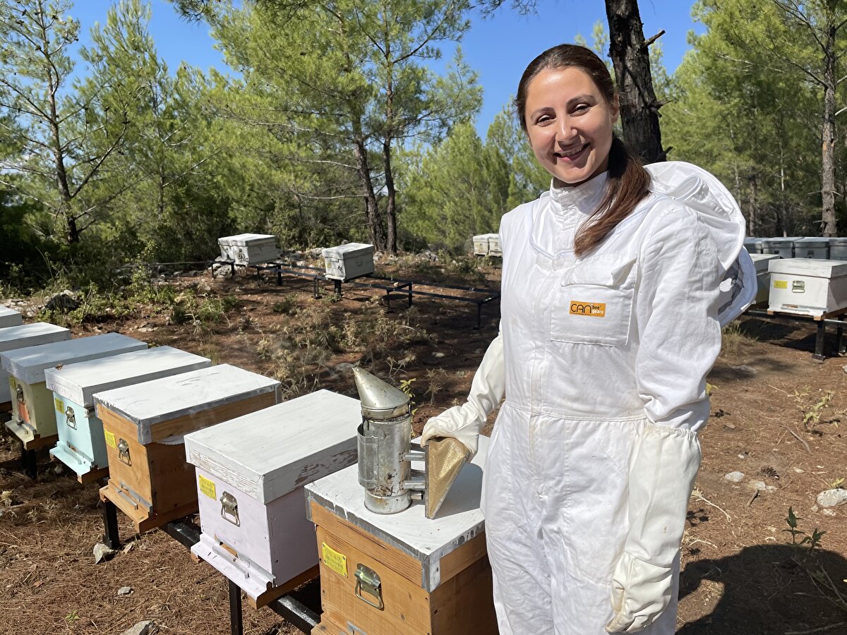30 kovanından bal hasadı yaptığını anlatan Temiz, polen ve propolis de çıkardığını, elde ettiği doğal ürünleri çevresine ve sosyal medya hesabından sattığını anlattı.<br>