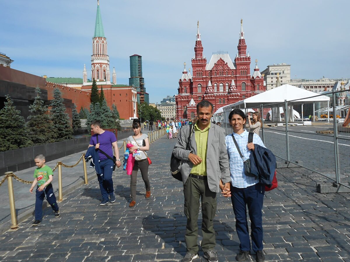 Feyzullah Artuç, 12 yıl önce komşu ülkeler Irak, İran ve Suriye'den dünya turuna başladıklarını söyledi.<br><br>Genellikle temmuz ve ağustos aylarında seyahate çıktıklarını ifade eden Artuç, "Küçük çocuğumuz yok o yüzden seyahat sıkıntımız olmuyor" dedi.