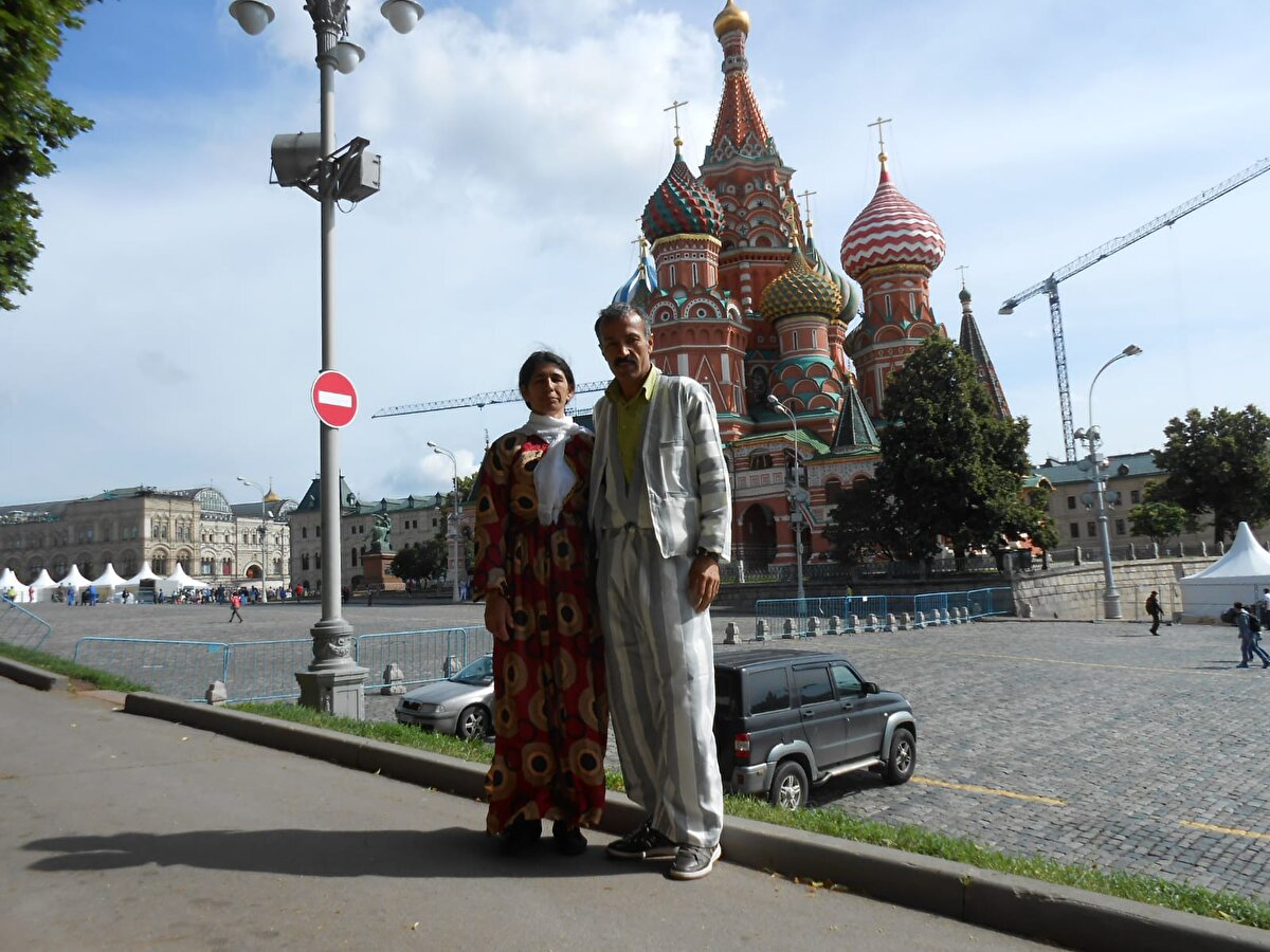 Artuç, gezinin bütçesini hayvancılıktan elde ettikleri gelirden sağladıklarını belirterek, "Her yıl 2-3 buzağı satarak gezi paramızı kazanıyoruz, hayvanlardan elde ettiğimiz süt, yağ, peynirin gelirini de buna katıyoruz. Her yıl birkaç ülkeyi geziyoruz. Bugüne kadar eşimle 35 ülke gezdik" diye konuştu.<br>