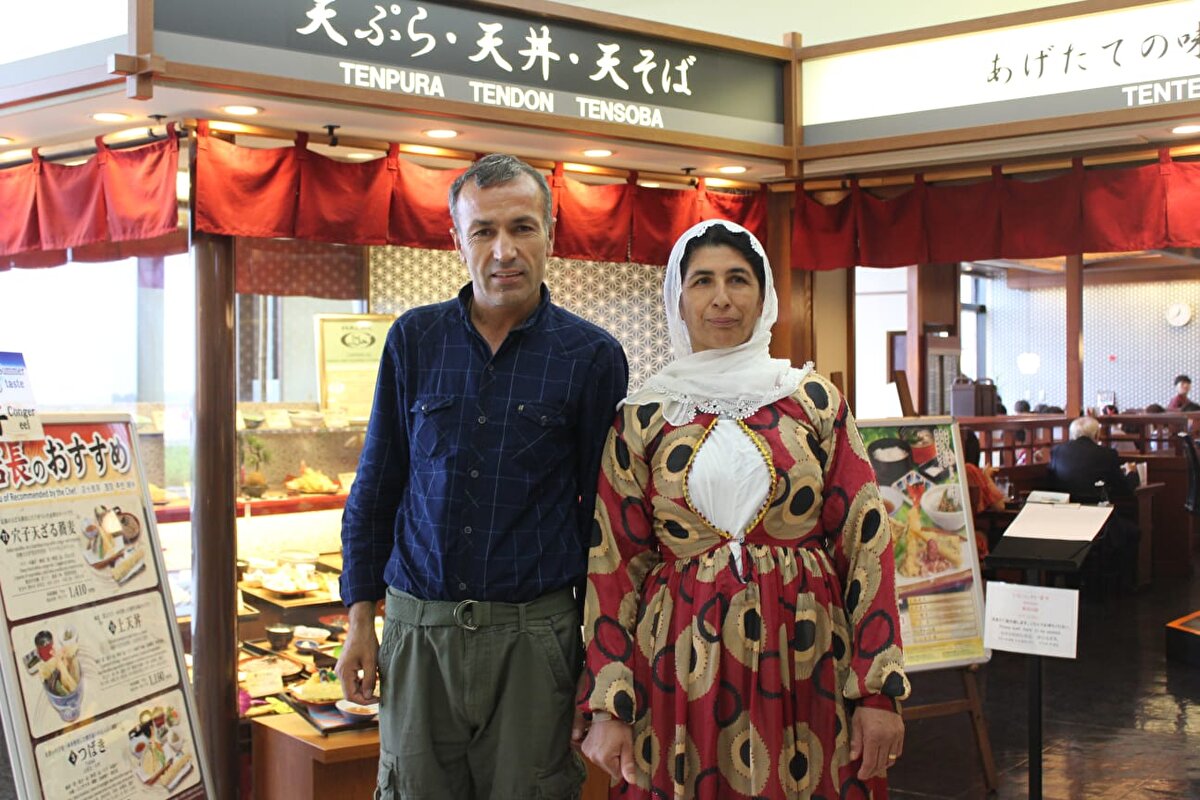 Taybet Artuç 12 yıl önce eşiyle başladıkları seyahat sayesinde ülke ülke gezerek, yeni kültürleri tanıdıklarını ve çoğu ülkeye yöresel kıyafetle gittiklerini belirtirken, "Yöresel kıyafetlerimizi giyerek kültürümüzü tanıtıyoruz. Gittiğimiz ülkenin meydanında halay çektiğimiz oluyor. Bizi gördüklerinde ilgiyle izliyorlar. Seyahatlerde yemek ile ilgili başlarda sorun yaşadık. Bu nedenle hazırladığımız yemekleri yanımızda götürüyoruz" şeklinde konuştu.<br>