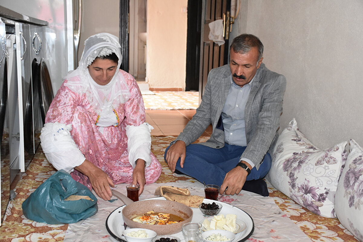 12 yıl önce dünyayı dolaşmaya karar veren, 5 çocuklu Taybet (51) ve Feyzullah Artuç (53), her yıl hayvancılıktan sağladıkları gelirle ülke ülke gezmeye başladı.<br><br>