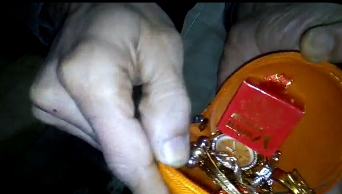 Yüce, dün akşam saatlerinde Küçükköy'de bir müşterisinden aldığı halıyı fabrikaya getirdi. Rulo halindeki halıyı açtığında ziynet eşyalarını görünce şaşkına döndü. Kutunun içerisinden 40 bin TL değerinde olduğu düşünülen saat, kolye, zincir, küpe gibi değerli ziynet eşyaları, aynı gün müşteriye ulaşarak götürdüler.<br><br>