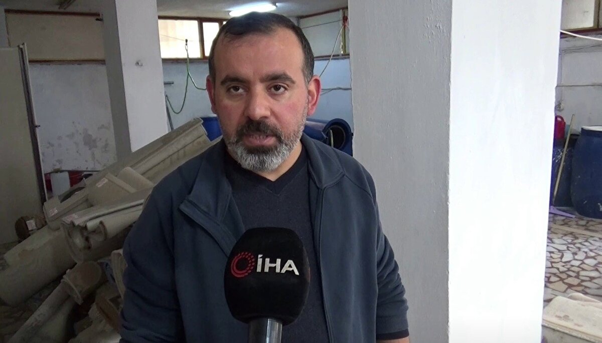 Murat Çakmak isimli çalışan ise "Dün halıları yıkadığımızda bir çantanın içinden değerli eşyalar çıktı. Önce açtık baktık kolye, saat, çeyrek altın gibi şeyler vardı sonra Serhat bey'e ulaştık geldi ve içindekileri tek tek kontrol ettik. Sonrada müşterimizi arayıp bilgisini verdik ve götürüp teslim ettik. Teşekkür etti, sizin gibi insanlar iyi ki var dedi. Bizim gibi birilerine denk geldiği için çok şanslı, başkası olsaydı teslim etmeyebilirdi" dedi.<br><br>