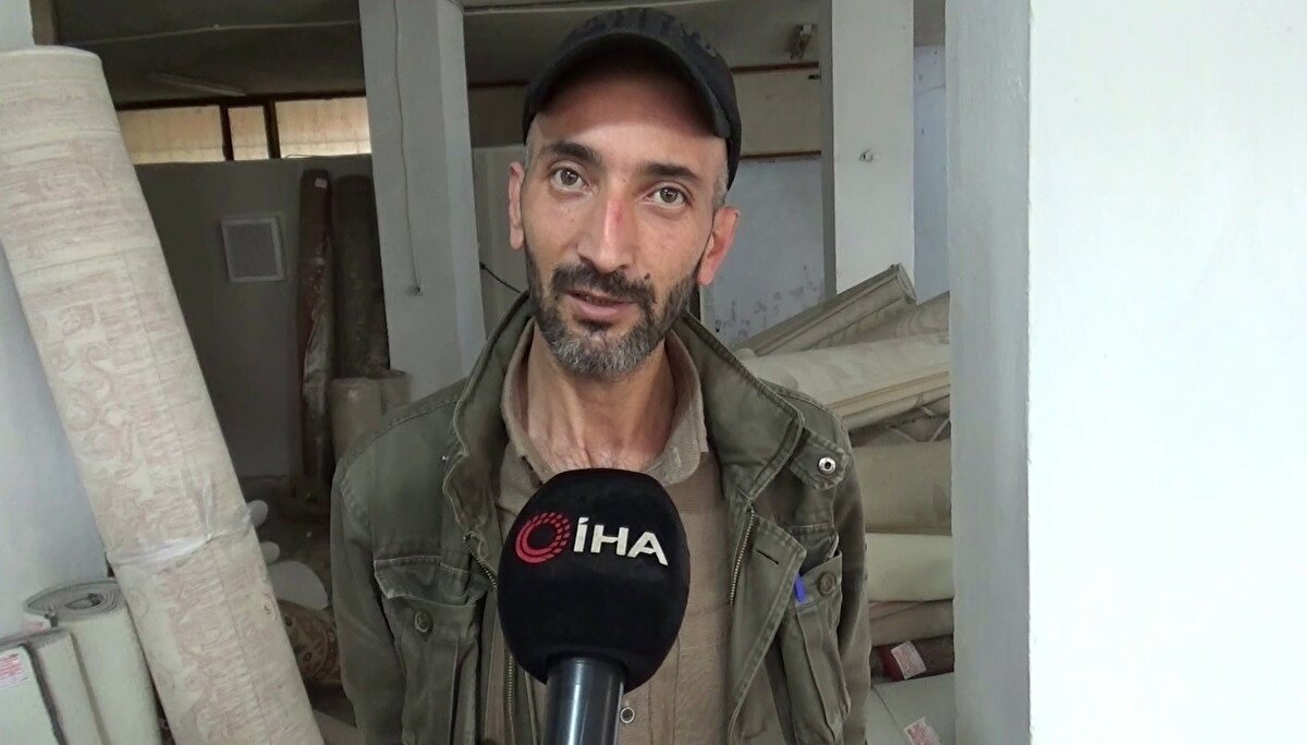 Olayla ilgili konuşan halı yıkama fabrikasının sahibi Serhat Yüce, "Küçükköy'den bir müşterimiz aradı, halısını yıkatmak istediğini söyledi. Biz de gidip aldık, zımbalayıp aracımıza yükledik ve fabrikamıza getirdik. Murat arkadaşımız halıları yıkamak için sererken içerisinden kutu gibi bir şey çıktı. Biz önce çocuklar için içinde boya kalemi falan olan kutulardan sandık. Açıp baktığımızda ise içinden saat, kolye, zincir, küpe gibi değerli ziynet eşyaları çıktı. Tahminen 30-40 bin TL değerinde olduğunu düşünüyorum. Halının sipariş kodu numarasına baktık ve sahibini arayıp ulaştık, ardından götürüp teslim ettik o da bize teşekkür etti" şeklinde konuştu.<br><br>