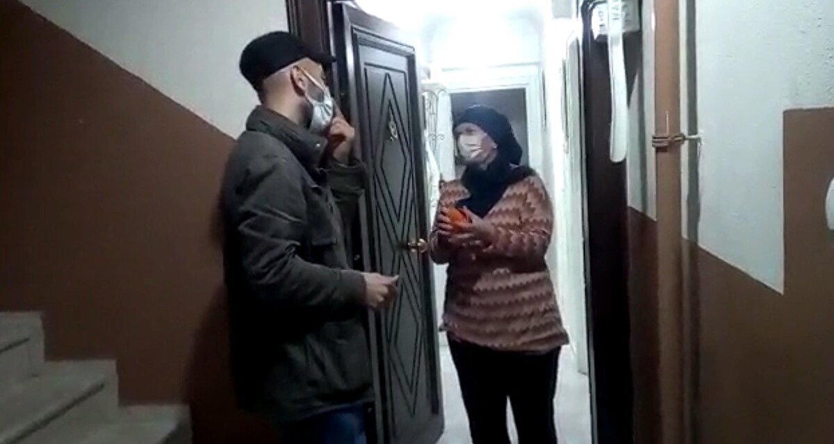 Sultangazi'de halı yıkama fabrikası sahibi Serhat Yüce, yıkamak için getirilen bir halının içinden 40 bin TL'lik altın çıkmasının ardından hemen halının sahibini aradı. Altınlar, sipariş bilgileri sayesinde sahibine teslim edildi. Altınları alan halı sahipleri, fabrikaya ve Yüce'ye teşekkür etti.<br><br><br>